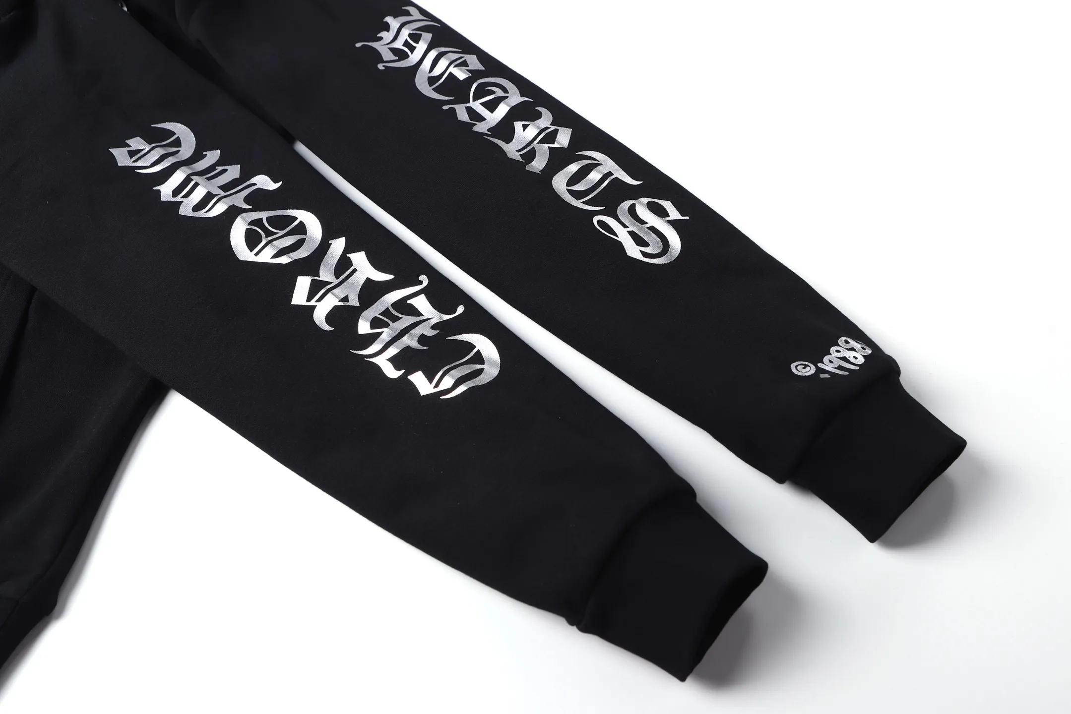 P390 Chrome Hearts25SS1988 limited foil color printed hooded sweatshirt ●400g Odell velvet sweatshirt material ●440g 1*1 matching high-end fashion brand rib ●Fabric fermentation ●Glue printing ●Customized 1:1 eyelet ●Customized 1:1 hat rope ●Customized 1:1 trademark ●Loose version ●Size: S M L ●Style number: 2006/3B#20
